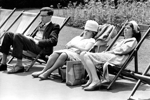 Anonym Two Old Women Asleep In Deckchairs